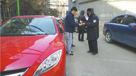 濟(jì)南一街道停1小時(shí)30元 停車員穿