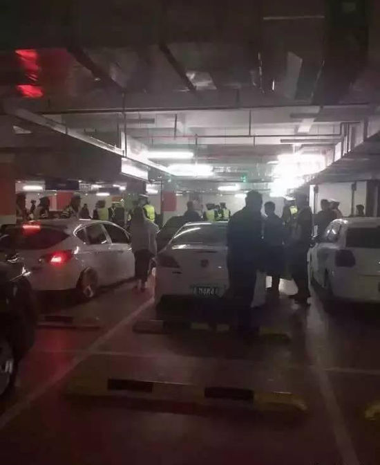 警方突擊檢查北京銀河SOHO地下車庫改裝車聚會