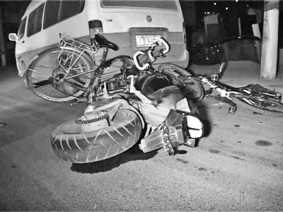 鄭州小伙飆摩托撞上自行車 兩人受重傷入院搶救