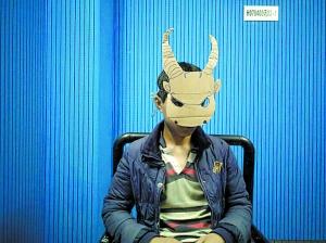 16歲少年因?yàn)闊o(wú)聊戴紙皮面具在街上嚇人