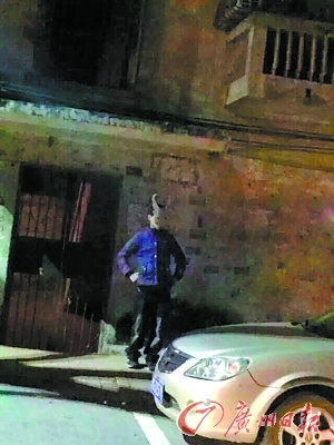 16歲少年因?yàn)闊o(wú)聊戴紙皮面具在街上嚇人