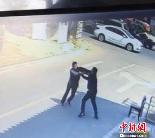 宿遷一公職人員因停車收費(fèi)糾紛打保安警方稱已自首 宿遷一公職人員因停車收費(fèi)糾紛打保安警方稱已自首