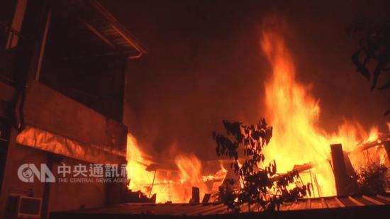 臺(tái)灣苗栗縣一鐵皮屋起火 屋主吃宵夜躲過(guò)一劫