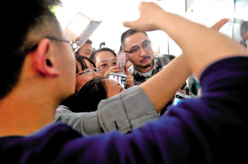 浙江嘉興小升初搖號 家長現(xiàn)場望眼欲穿