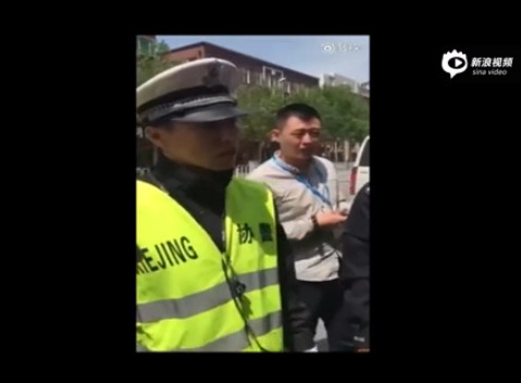 長(zhǎng)春一男子因朋友違停被查 推搡辱罵協(xié)警“你就是條狗”