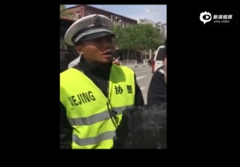 長(zhǎng)春一男子因朋友違停被查 推搡辱罵協(xié)警“你就是條狗”