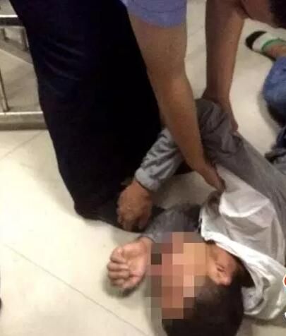 外賣小哥無證駕駛 撒潑罵人咬傷民警