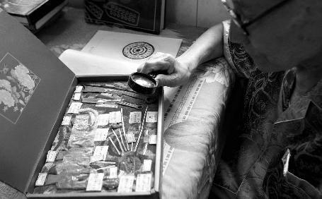 һλ�vʷ�ώ�����̌W��Ҫ�����Ϲ��X���ղ���Ȼ��25��ǰ��һ�Ϸ����������T��ُ���̶��˃r��s�]�н��ף��󱻾��������ҡ���̎�P1000Ԫ�����������˕���Γ�(j��)����(sh��)ʮö�~�R����ǧ��ö���X���������������������Đ�֮���܉򷵻أ��@һ�Ⱦ���25�������������88�q�����w���������������ٿ�һ�����������Đ�֮�