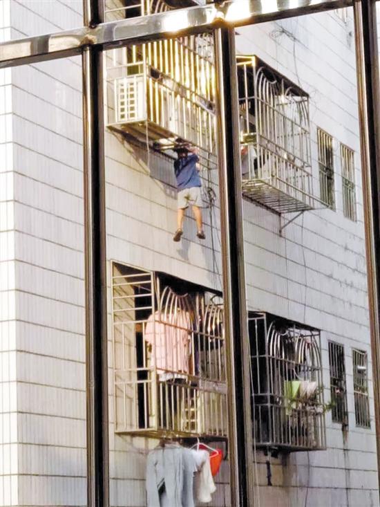 ������(b��o)Ӎ ӛ�����������(sh��)��(x��)�������zӰ��(b��o)����8��11������5�r(sh��)30���S�����������^(q��)�Ϟ��ֵ����䲼��^(q��)�l(f��)���˼��@�U(xi��n)�ָ��˵�һĻ����H4�q����ͯ��(����)�ø�ĸ���ڼ���͵͵�������˴��_���Y(ji��)���^���������Ƿ��I�W(w��ng)�����w�ҿ��x�،���20�׸�(ҊС�D)��ǧ�xһ�l(f��)֮�H��һ�����ĵġ����e�硱ͽ�����������������(sh��)ʩ�I��(Ҋ�҈D)��