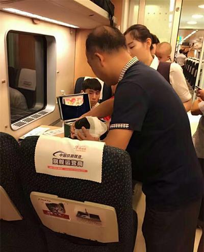 女子動(dòng)車上暈倒 安徽老鄉(xiāng)施救