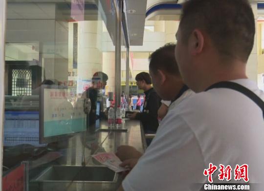 甘肅推行長途客車實名購票民眾贊客運更安全有序(圖)