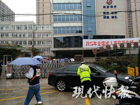 �Ły����ԓ������܇�v�Mͣ�ڌWУ�T�ڣ���܇�����c��ȥ�����ڸ����o�����Ͼ���������꠶�������w���x������ǰ��ֹ���l֪����������耳���������һ����׌��������ͣ��܇�v���Լ�����ԇ�ف�ȡ܇��ԓ����܇�v�`ͣ�����������M����У�T�ڽ�ͨ�������^��Ӱ푡�