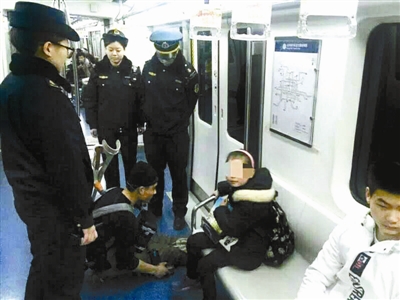 ����������l(f��)�F(xi��n)���ڱ������F��(n��i)��ͯ��ؤ��(sh��)���������ӣ��еă�ͯ����ӑ�r�B(t��i)�Ȑ�������(y��n)��Ӱ��˳�܇�h(hu��n)�������챱�������ӛ�ߏı�����ͨ��(zh��)�����܉������˽⵽��܉����ͨ��(zh��)����꠺������g�ڵ��Fվ��(n��i)��@��ͯ��ӑ��20���˴Ρ���(j��ng)�{(di��o)��l(f��)�F(xi��n)���@Щ��ͯ�򡱶����Ը��Cếh���ɳ���Ҍ��нM���Ե؎���������ӑ���Ђ��e��ͯ�򡱼��������������^�fԪ��