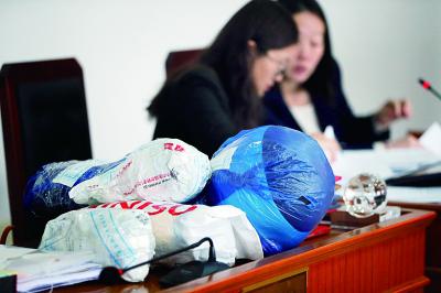 庭審現(xiàn)場出示被封存的大頭兒子卡通玩偶