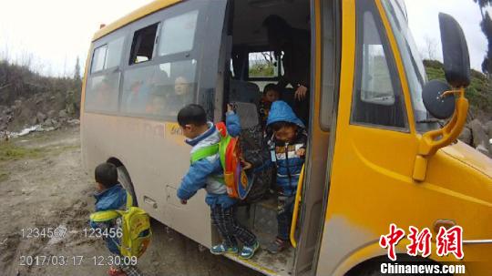 四川達州查獲首起校車嚴(yán)重超員涉嫌危險駕駛案