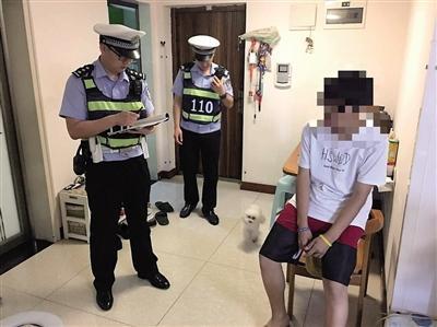 民警在小龍家里了解情況。本報(bào)記者 甘俠義 攝