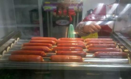 街邊烤腸調(diào)查:進(jìn)價(jià)最低僅3毛多一根 大多是仿造肉