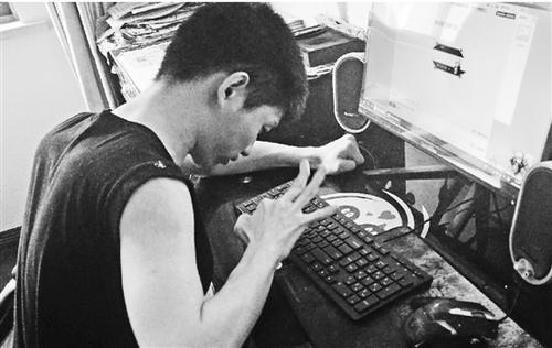 腦癱小伙用一根手指寫玄幻小說(shuō)9年敲出210萬(wàn)字(圖)