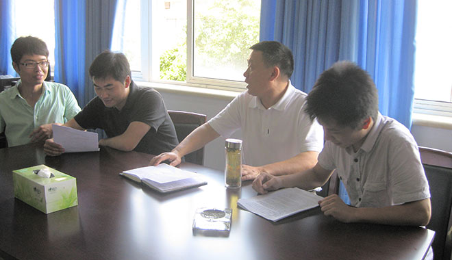 石碧(左三)與學(xué)生討論問(wèn)題