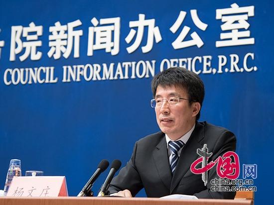 計劃生育基層指導(dǎo)司司長楊文莊回答記者提問